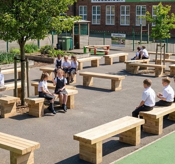 Aula exterior con bancos y jardineras fabricadas con WoodBlocX