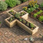 Jardinera de madera en forma de cruz / 1,35 x 2,4 x 0,45 m