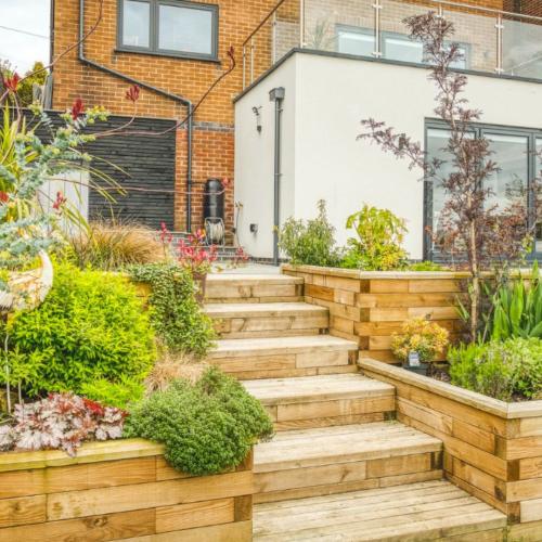 Muro de contención de Luke con jardineras y escalones