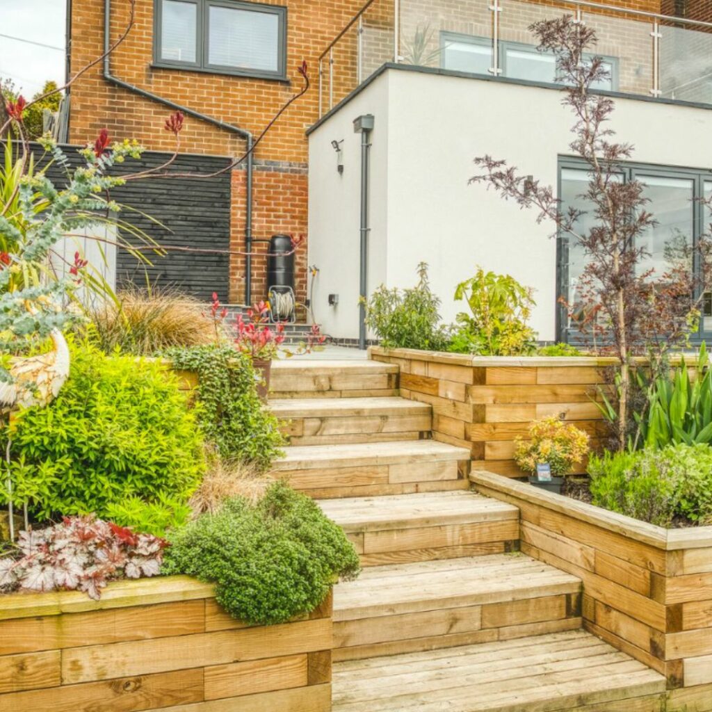 Muro de contención de Luke con jardineras y escalones