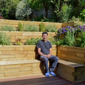 Retaining wall with bench seat Retaining wall with bench seat